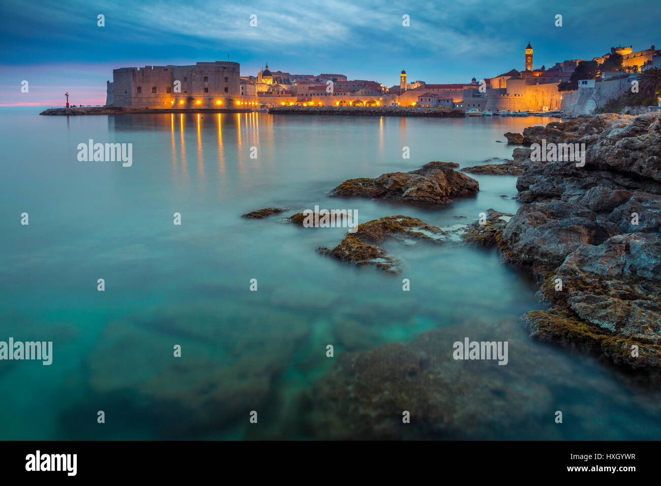 Dubrovnik, Croazia. Splendida e romantica città vecchia di Dubrovnik durante il tramonto. Foto Stock