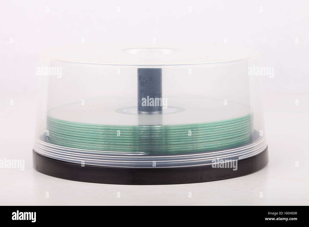 Dischi DVD e involucro isolato su sfondo bianco Foto Stock