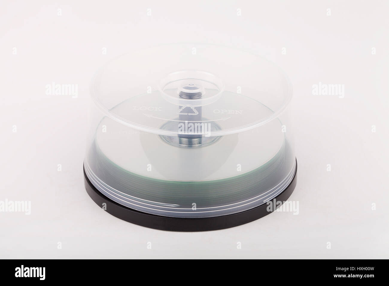 Dischi DVD e involucro isolato su sfondo bianco Foto Stock