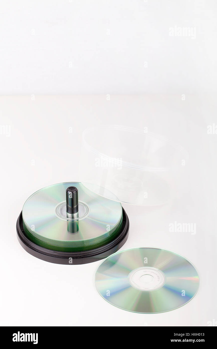 Dischi DVD e involucro isolato su sfondo bianco Foto Stock