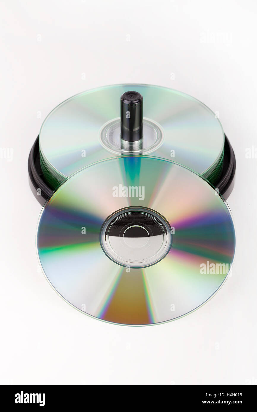 Dischi DVD e involucro isolato su sfondo bianco Foto Stock