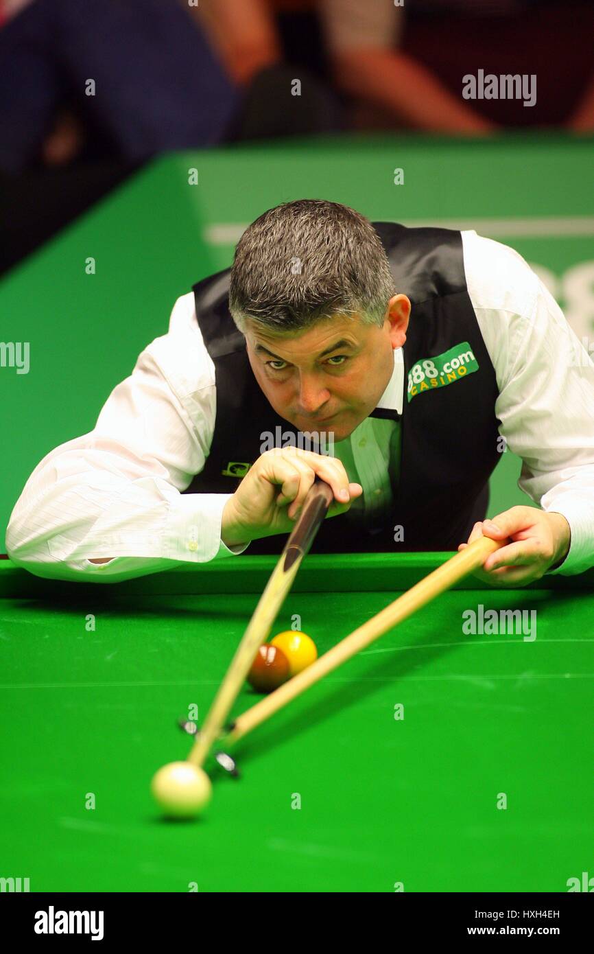 JOHN PARROTT WORLD CHAMPIONSHIP SNOOKER Crucible Theatre SHEFFIELD Inghilterra 15 aprile 2006 Foto Stock