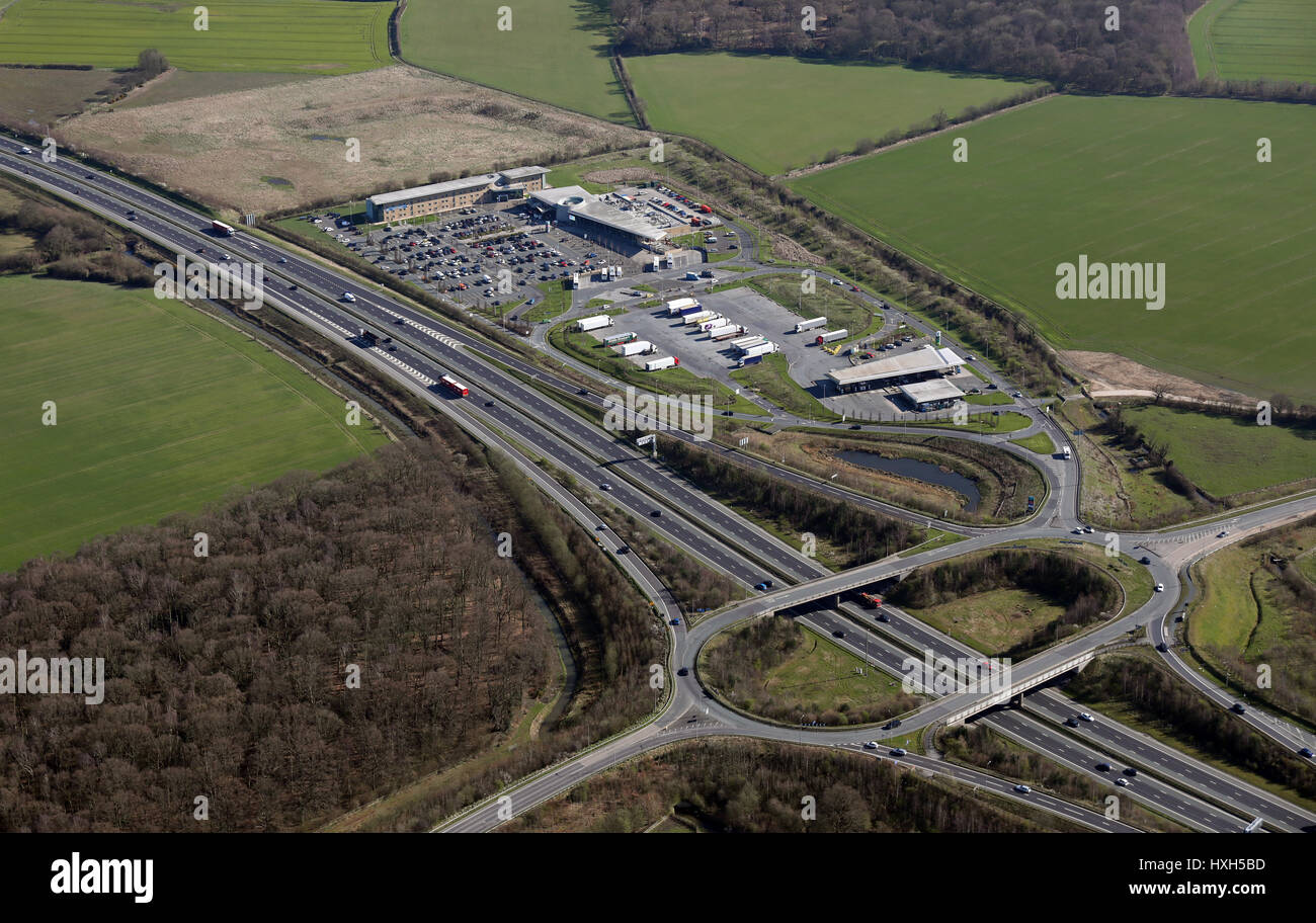 Vista aerea di Wetherby Servizi, Yorkshire, Regno Unito Foto Stock