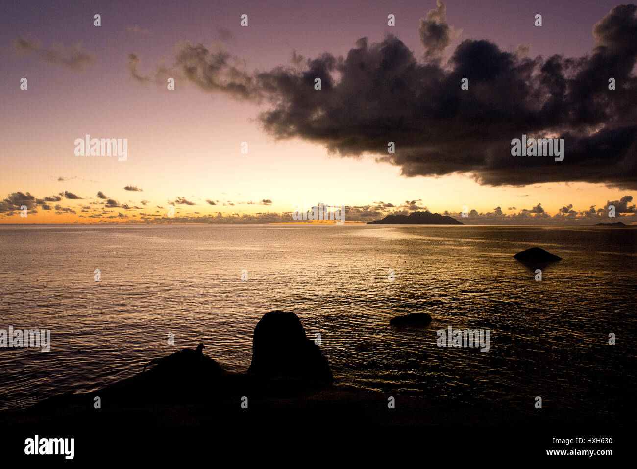 Sonnenuntergang vor Mahé, Seychelles, Indischer Ozean Foto Stock