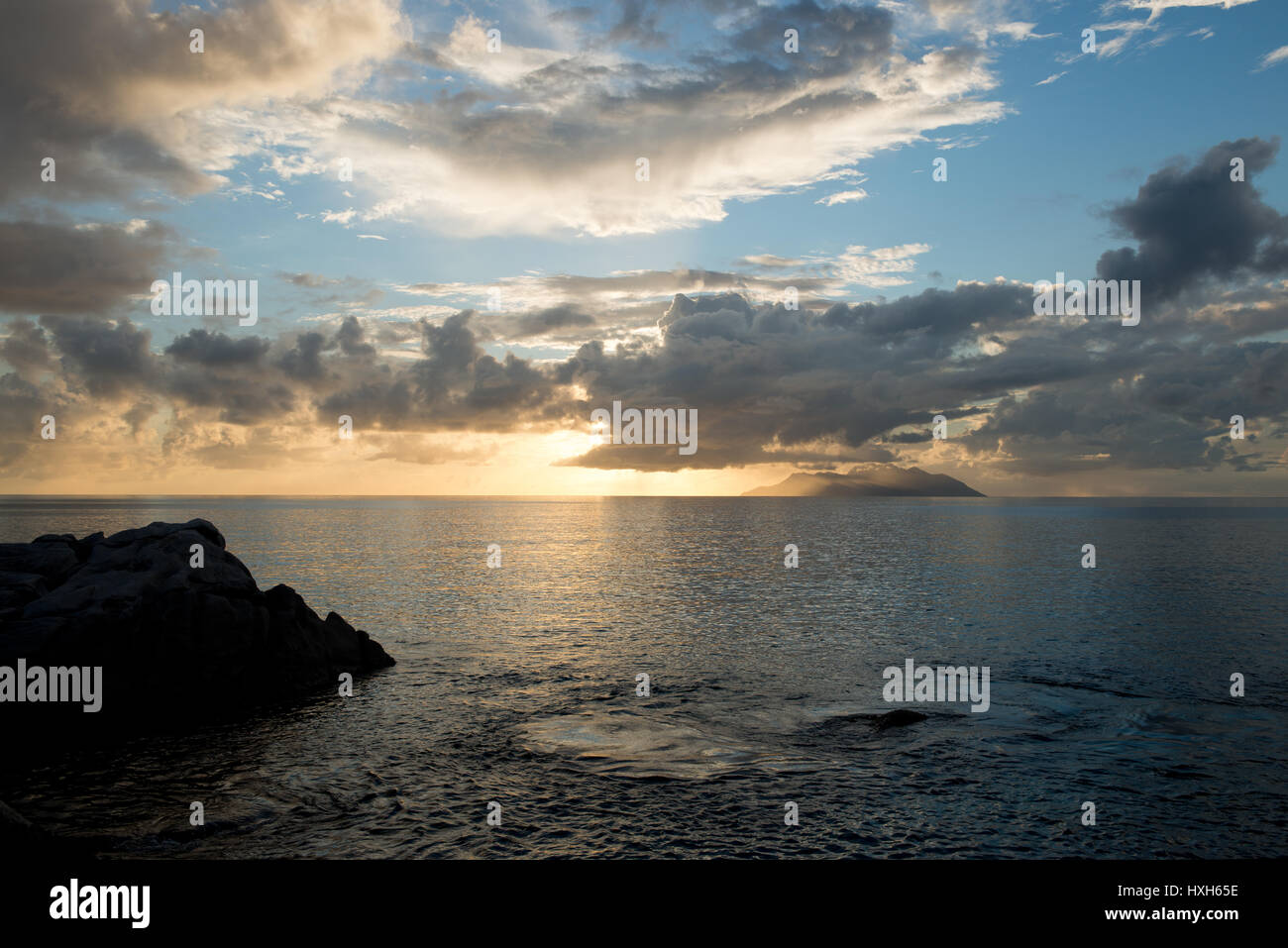 Sonnenuntergang vor Mahé, Seychelles, Indischer Ozean Foto Stock