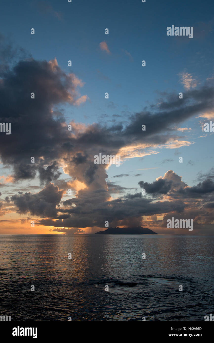 Sonnenuntergang vor Mahé, Seychelles, Indischer Ozean Foto Stock