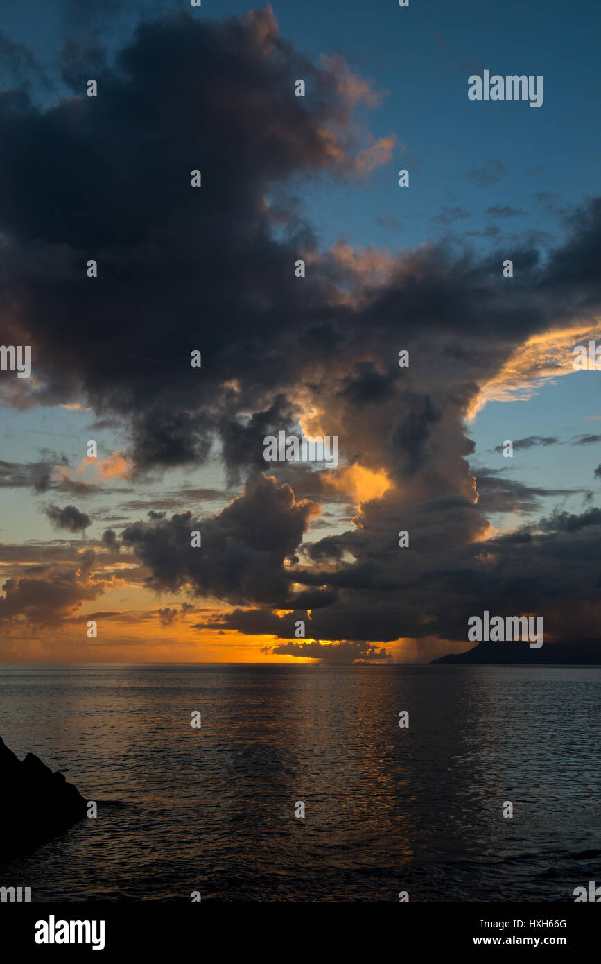 Sonnenuntergang vor Mahé, Seychelles, Indischer Ozean Foto Stock