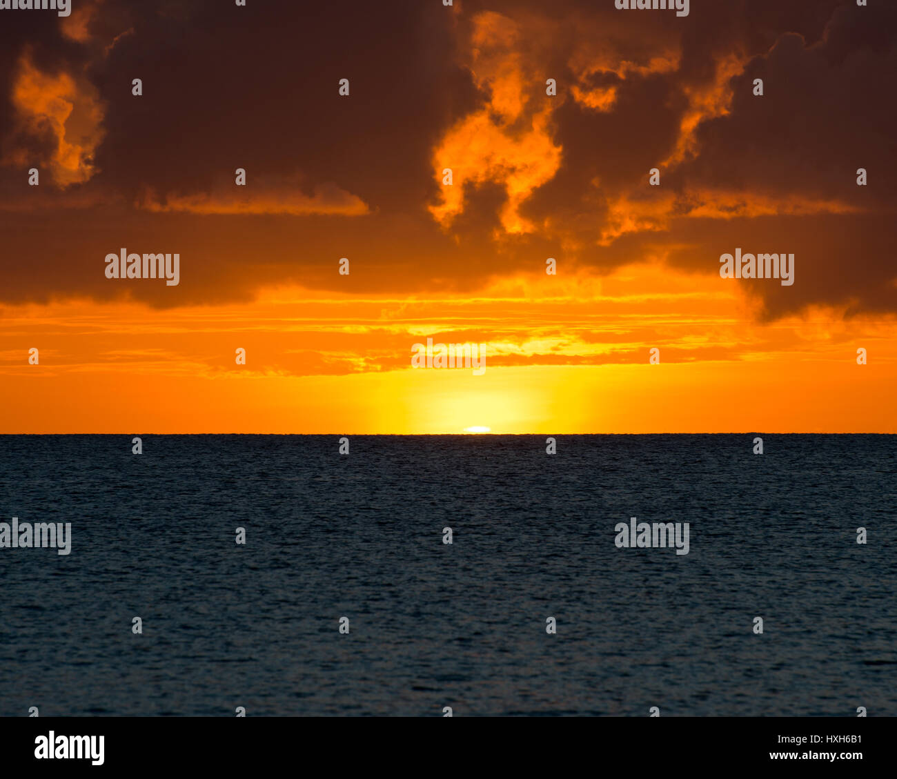 Sonnenuntergang vor Mahé, Seychelles, Indischer Ozean Foto Stock