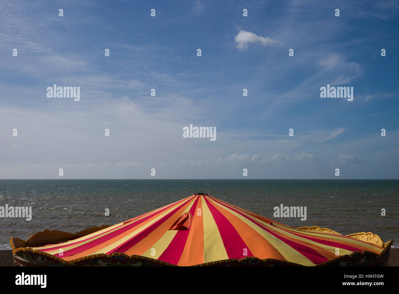 Mare fiera carosello tela contro uno sfondo di mare Foto Stock