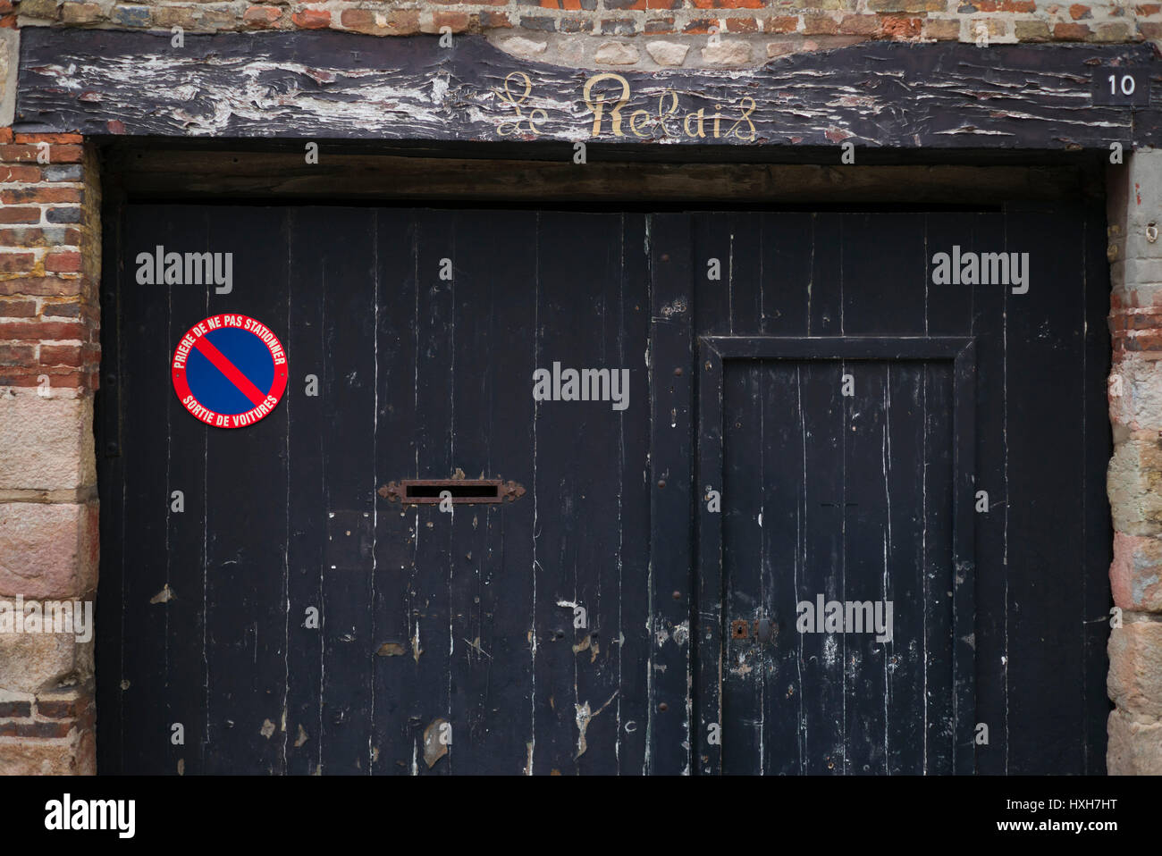 Vecchie porte basculanti in legno, in Normandia, Francia Foto Stock