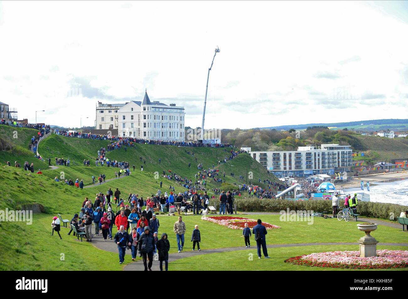 Spettatori lasciando dopo FINIS TOUR DE YORKSHIRE STADIO 1 Scarborough North Yorkshire Inghilterra 01 Maggio 2015 Foto Stock