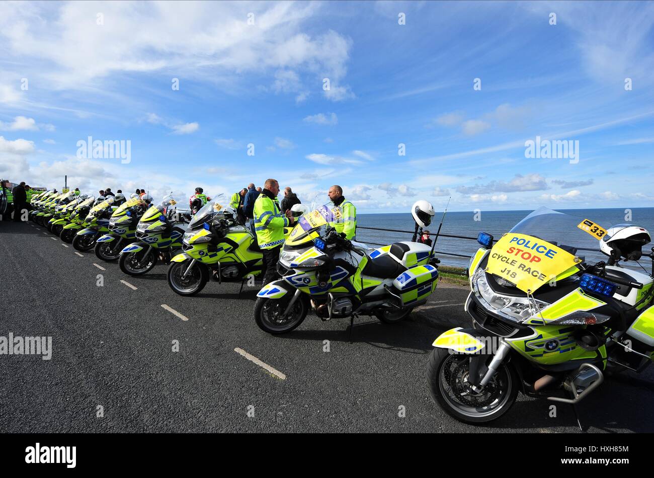 Polizia piloti fuori parcheggiato fino AF TOUR DE YORKSHIRE STADIO 1 Scarborough North Yorkshire Inghilterra 01 Maggio 2015 Foto Stock