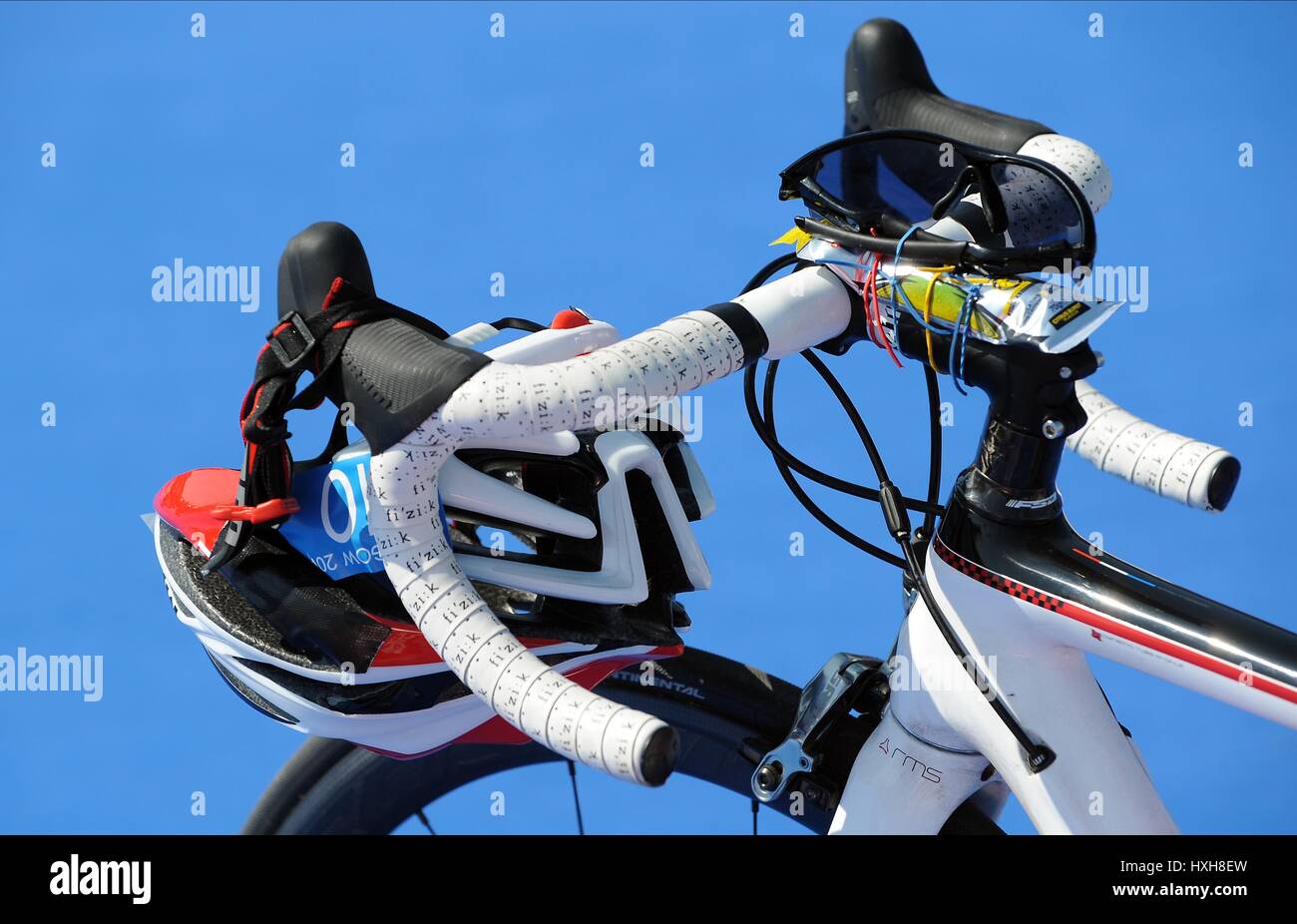 V CICLO CASCO OCCHIALI DA SOLE DONNE DONNE TRIATHLON TRIATHLON DI STRATHCLYDE COUNTRY PARK GLASGOW Scozia 24 Luglio 2014 Foto Stock