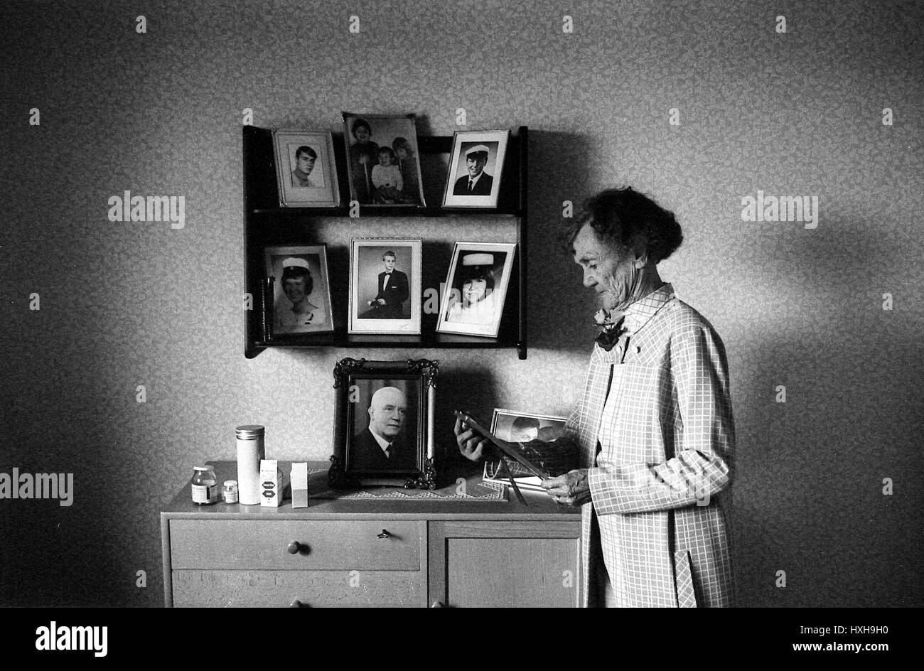 Il vecchio donna guardando le foto Inghilterra 01 Gennaio 1970 Foto Stock