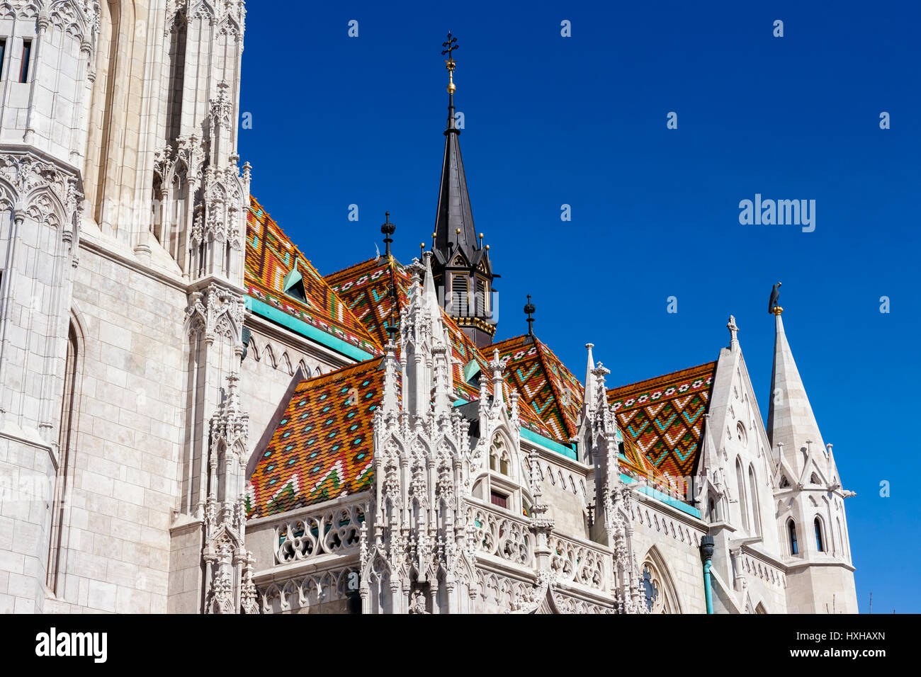 Gloriosa tetto di tegole e le guglie della Chiesa Matyas, Várhegy, Budapest, Ungheria Foto Stock