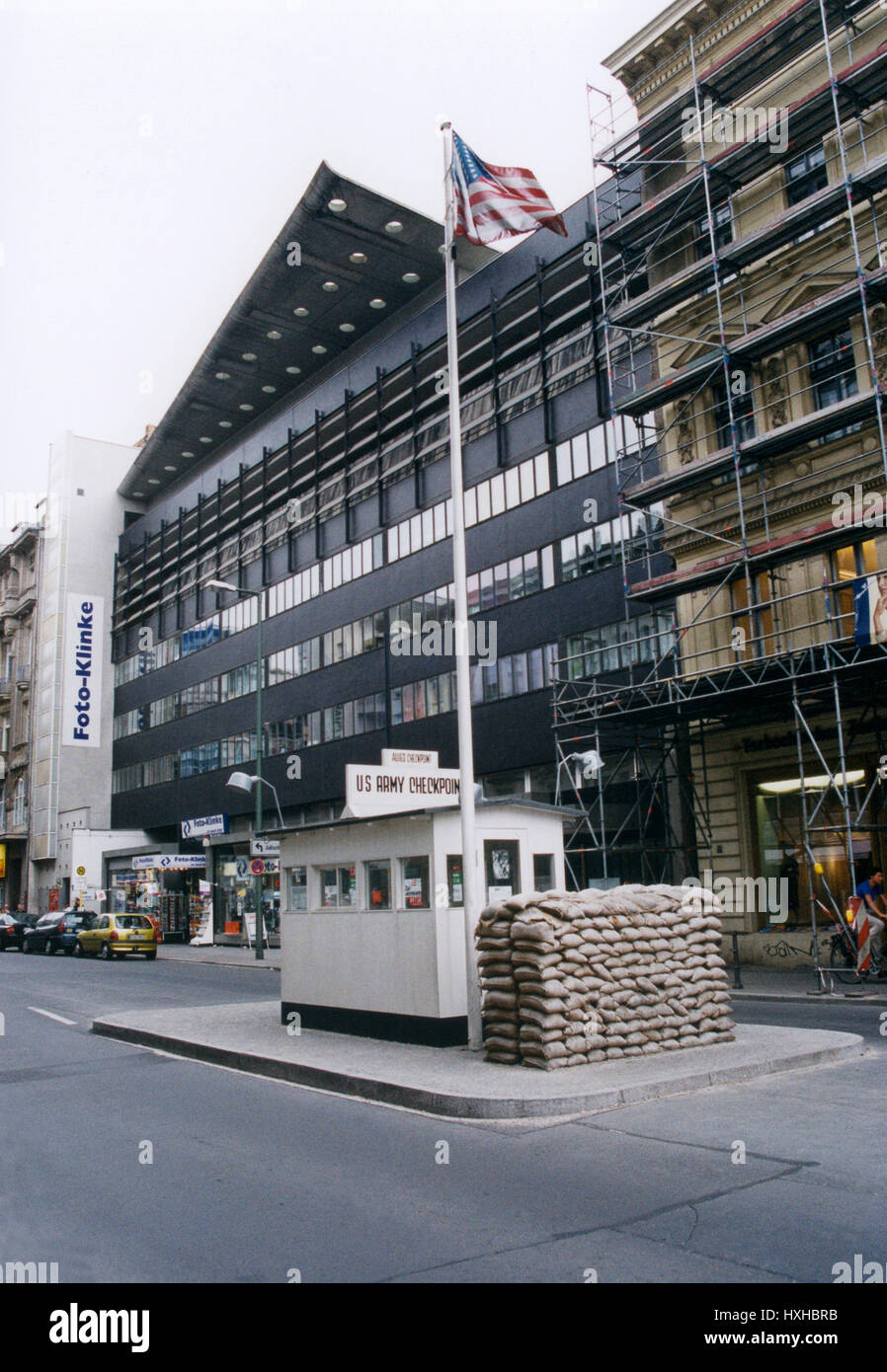 Berlino nuovi edifici dove c utilizzato da torri di avvistamento e di una parete a Chekpoint Charlie Foto Stock