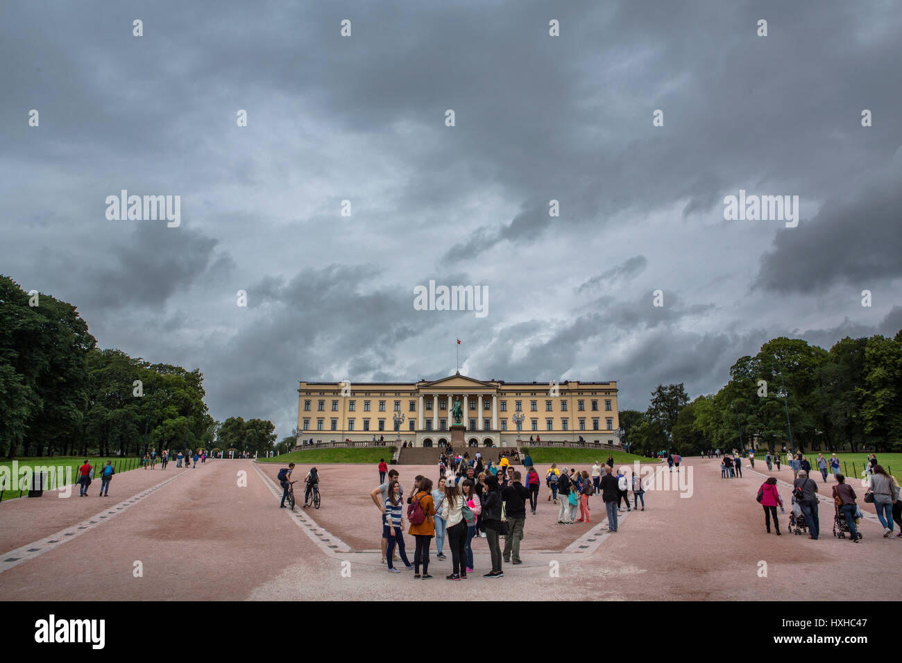 Gruppo di turisti in visita al Palazzo Reale di Oslo, Norvegia. Il Palazzo Reale è la residenza ufficiale del norvegese marzo ed è uno dei principali Foto Stock