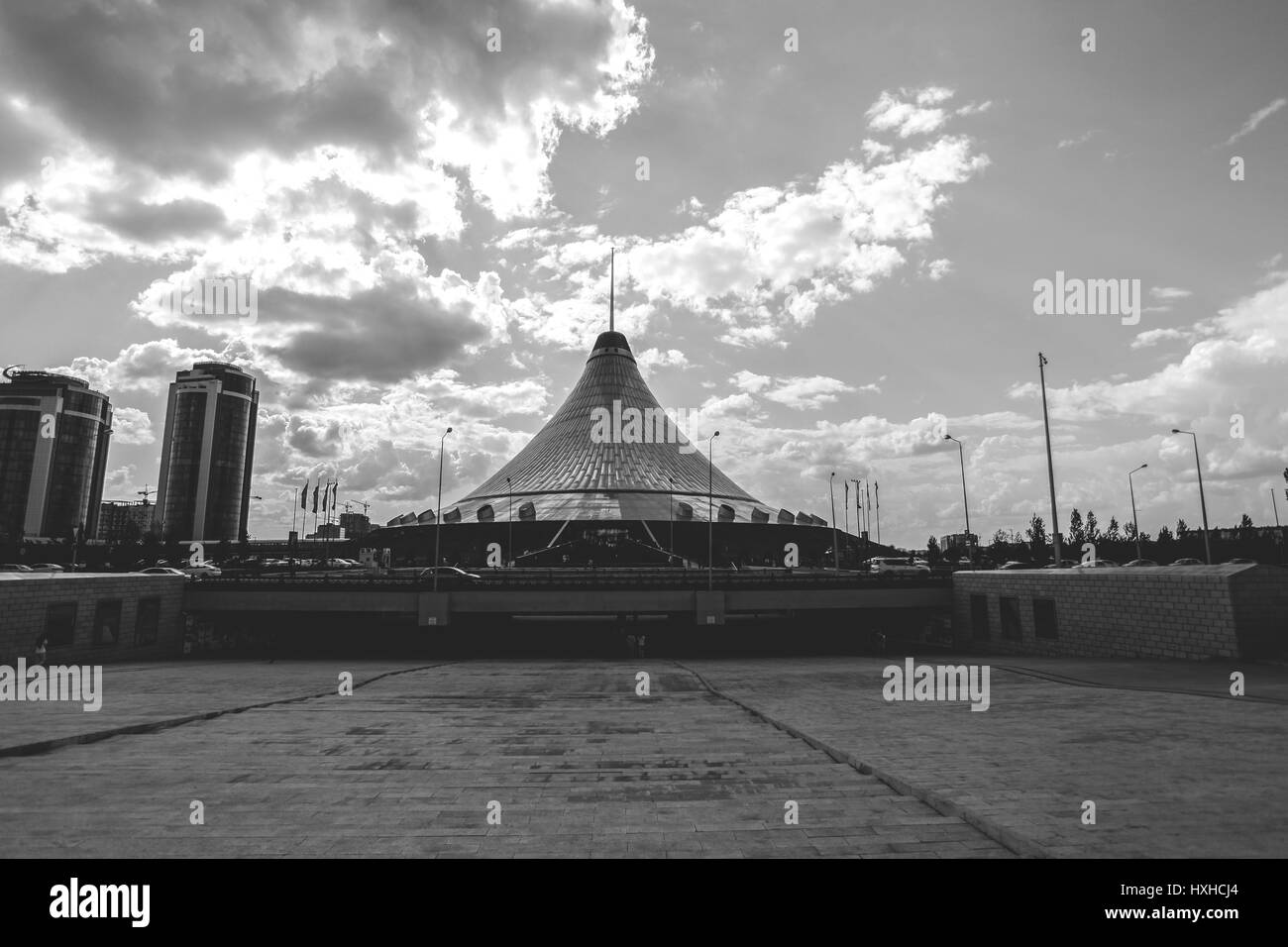 Nella fotografia Khan Shatyr situato ad Astana, la capitale della Repubblica del Kazakistan. Giornata di sole e cielo blu. Foto Stock