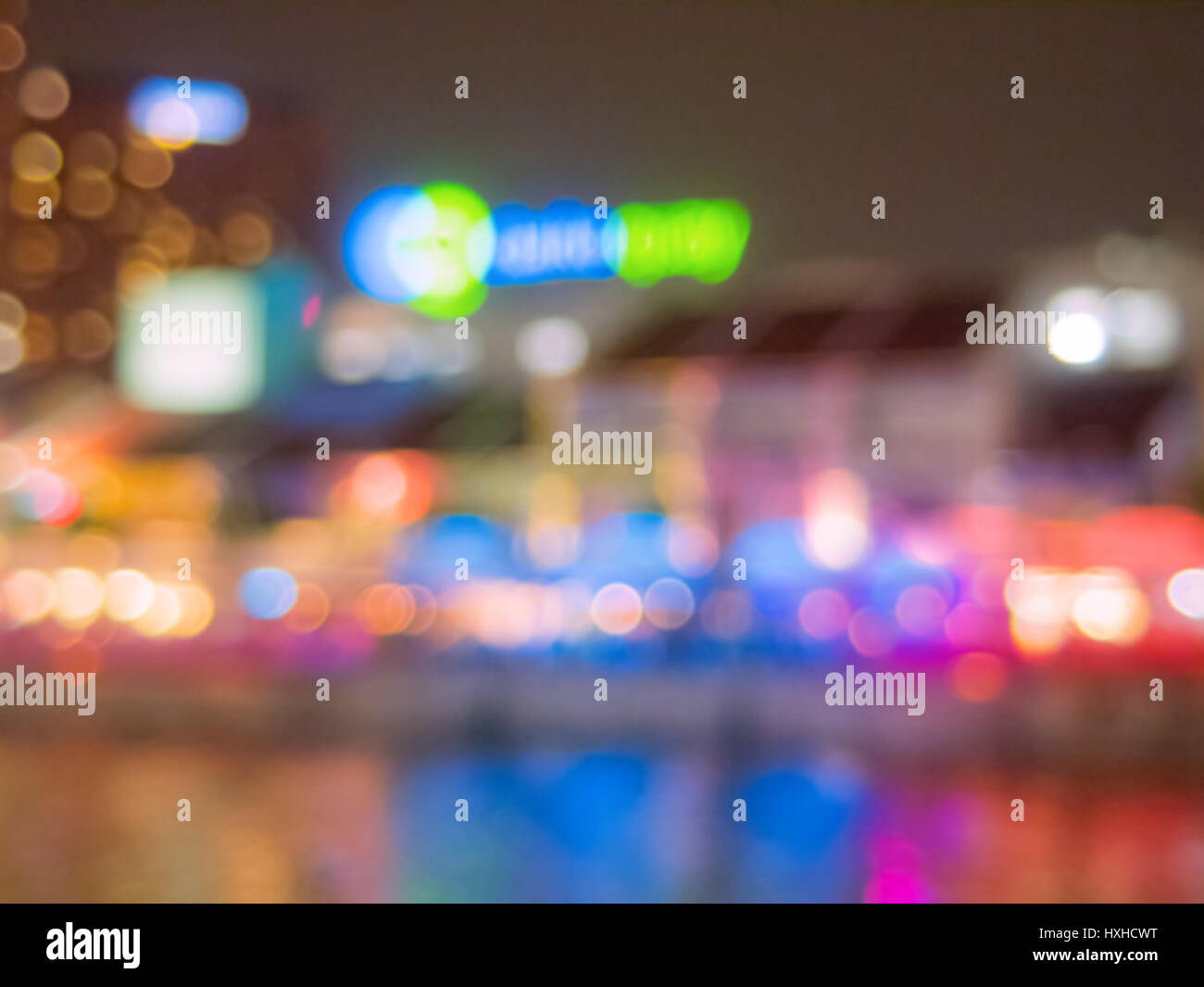 Abstract di sfocatura dello sfondo bokeh luce fino in città la notte Foto Stock