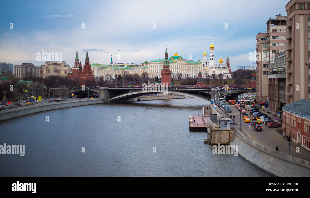 Il Cremlino di Mosca e il fiume di Mosca Foto Stock