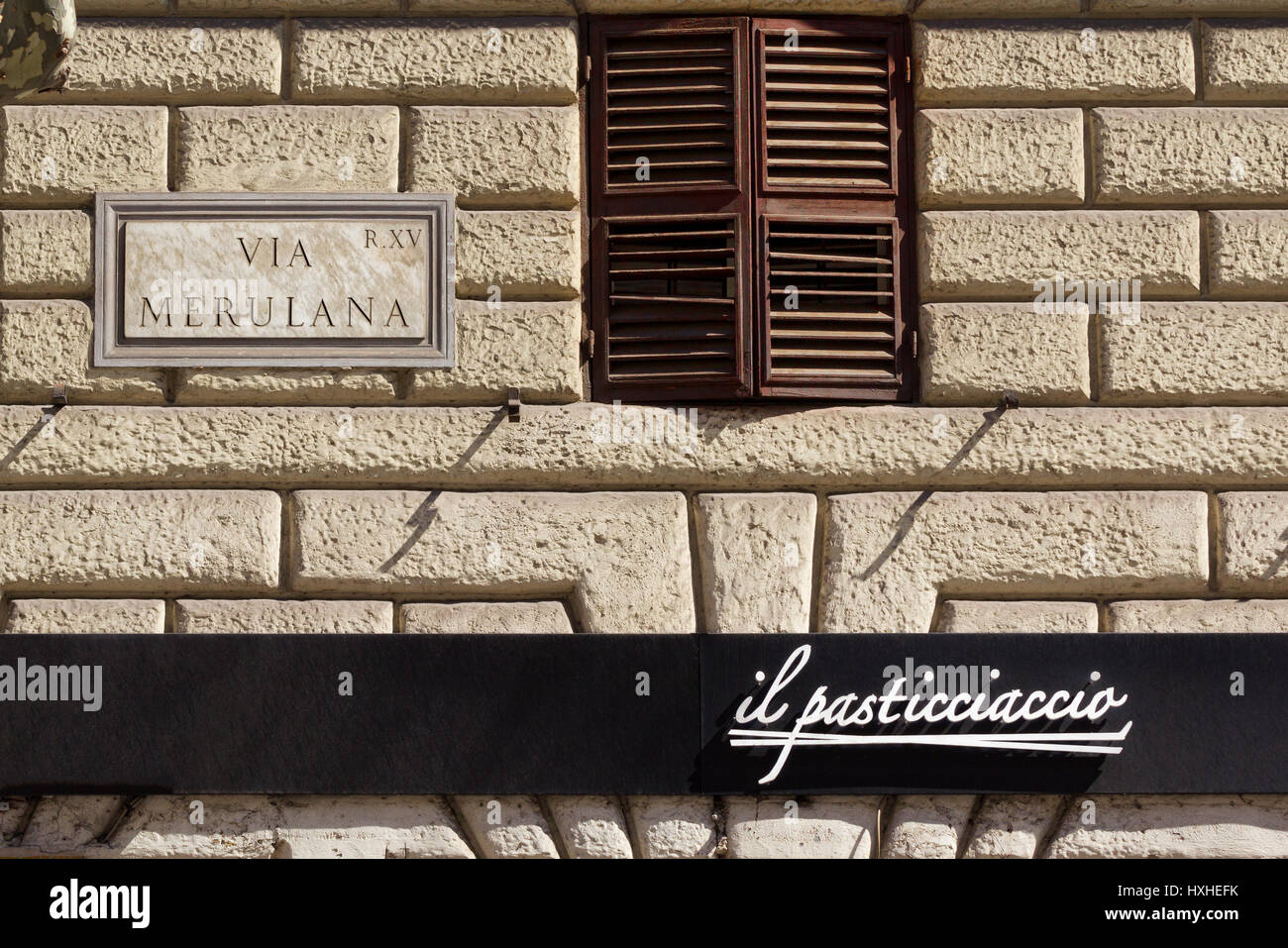 Quer Pasticciaccio Brutto de via Merulana - un classico della letteratura italiana di Carlo Emilio Ghedda ora ricordato da un bar, Roma, Italia Foto Stock
