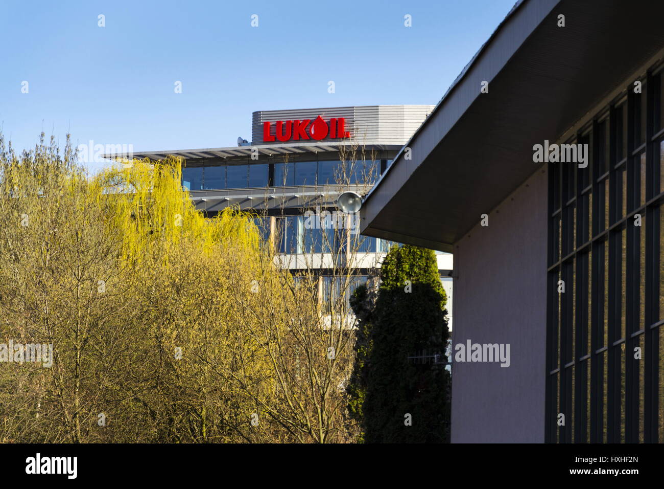 Praga, Repubblica Ceca - 28 Marzo: Lukoil internazionale di petrolio e gas company logo sul quartier generale CECA il 28 marzo 2017 a Praga, Repubblica Ceca. Foto Stock