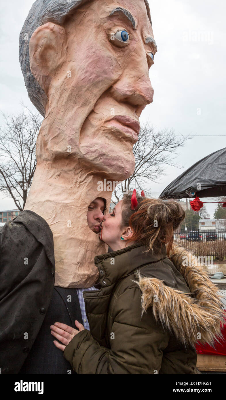 Detroit, Michigan - Una donna bacia un uomo raffigurante il Michigan governatore Rick Snyder durante la Marche du Nain Rouge. Le Marche celebra la venuta del Foto Stock