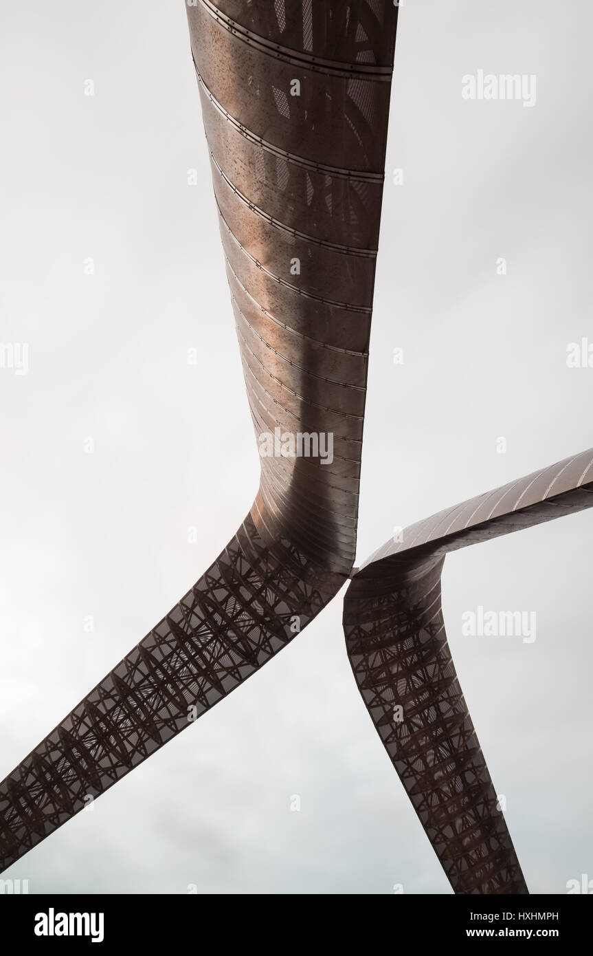 Una vista astratta dell'acciaio Whittle archi che mostra il quadro e la curvatura della scultura, Coventry, Regno Unito Foto Stock