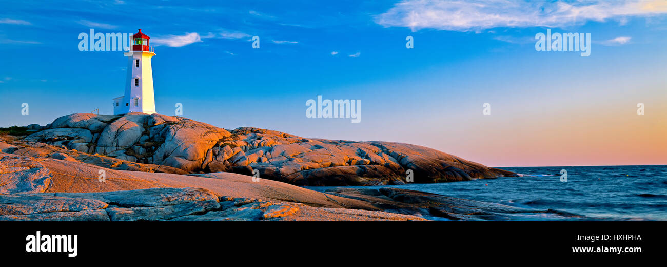 Foto panoramica di peggys cove faro e formazioni rocciose durante il tramonto in Nova Scotia, Canada Foto Stock