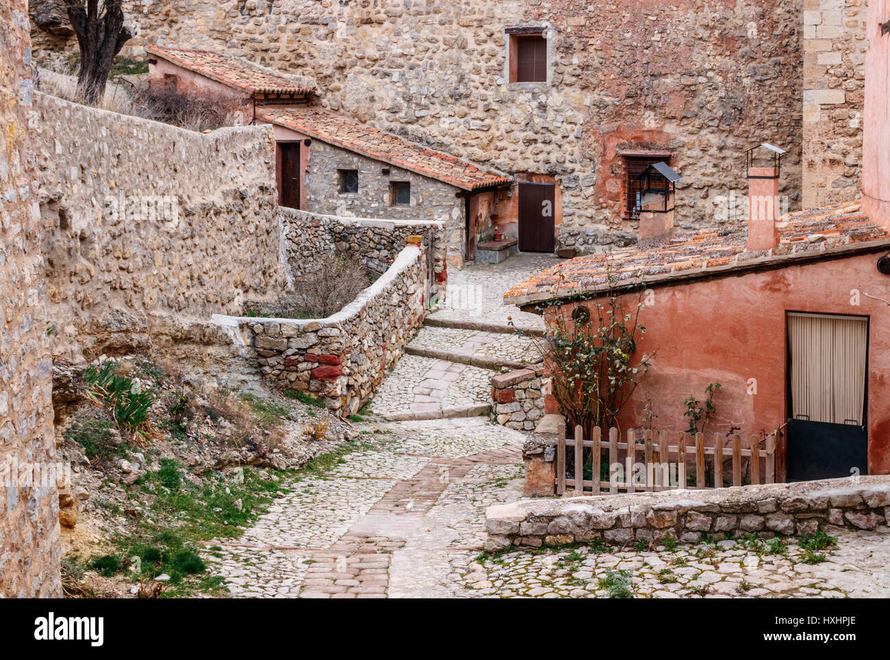 Stretta strada di ciottoli con le antiche mura del medievale Albarracin. Albarracin è situata nella provincia di Teruel, Spagna. Foto Stock