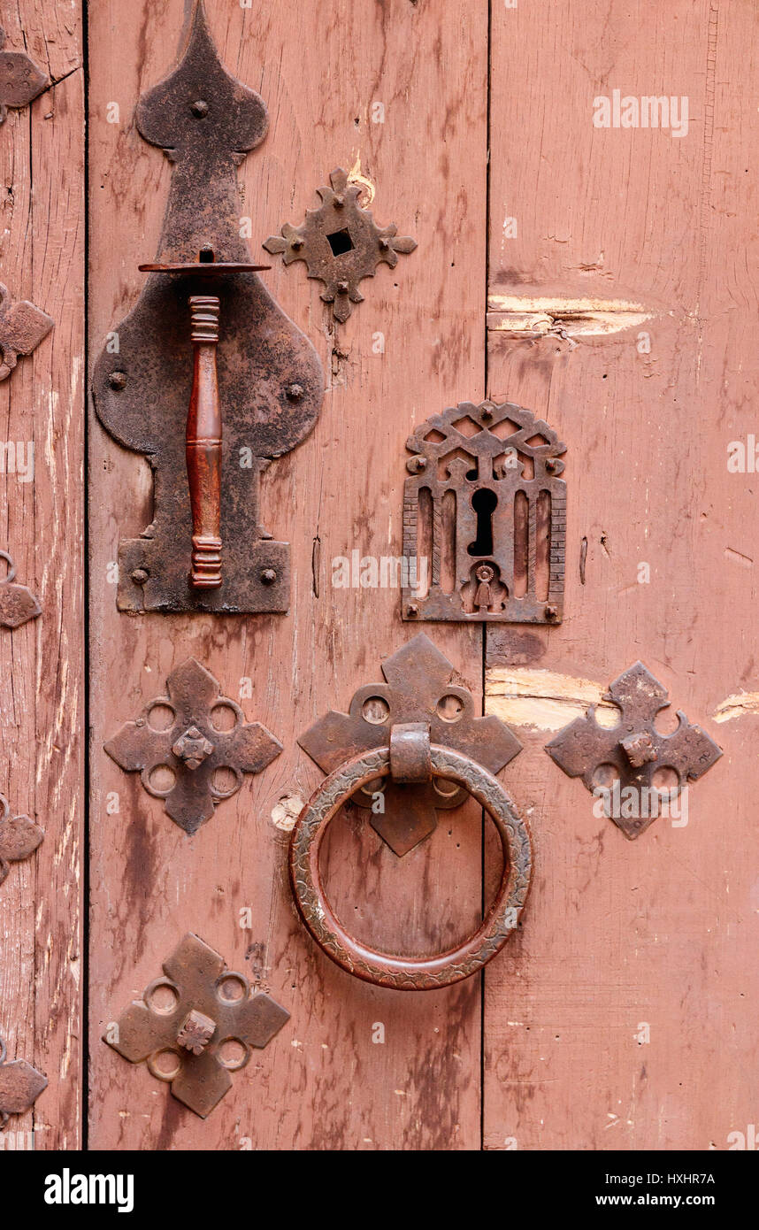 Vecchio arrugginito, bloccaggio maniglia e anello in una porta di legno. Foto Stock
