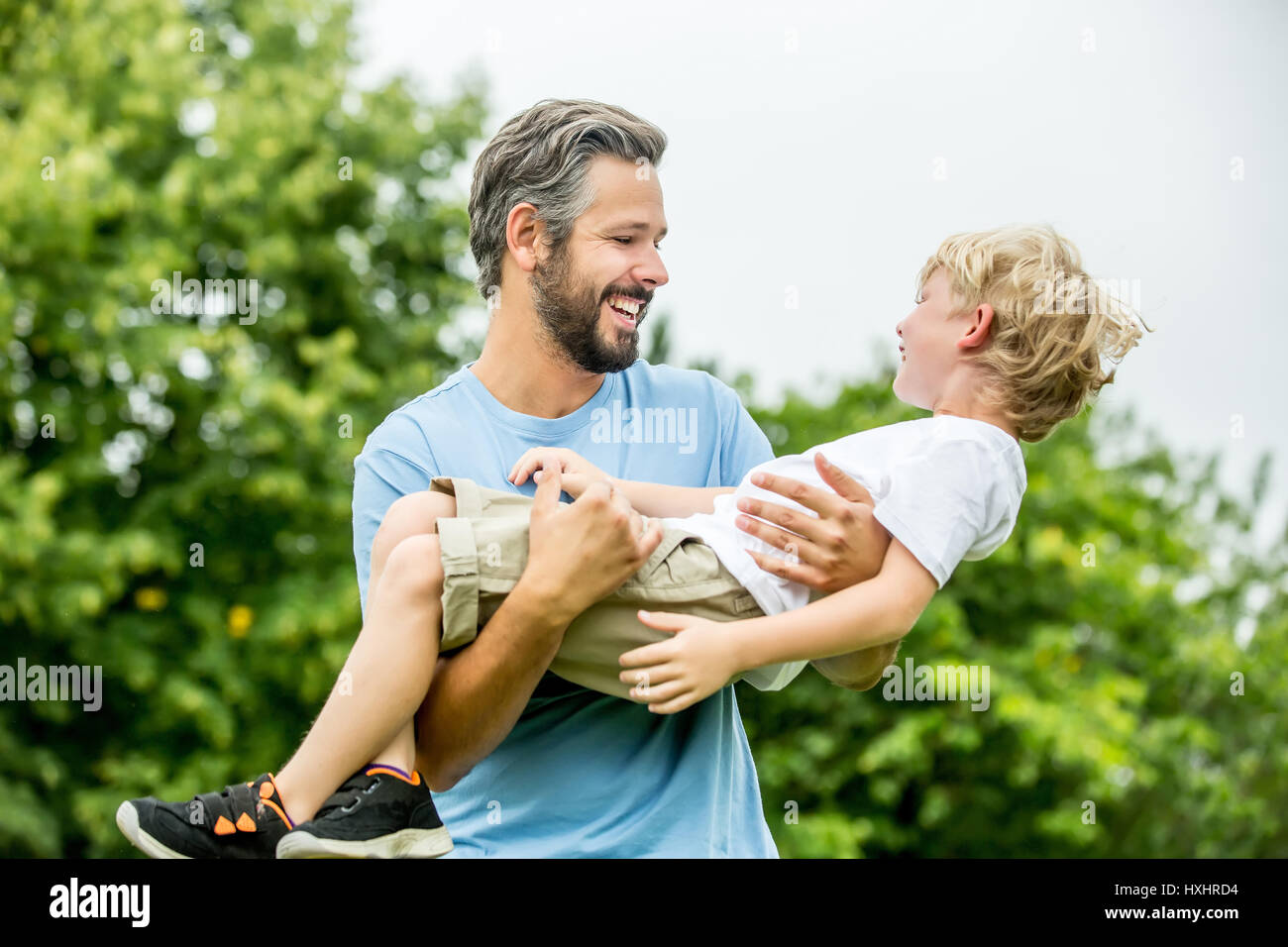 Padre Felice giocando con il figlio con amore Foto Stock