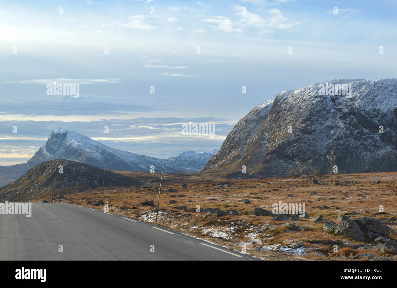 La strada Bygdin con cime innevate sullo sfondo. Da Jotunheimen, Norvegia. Foto Stock