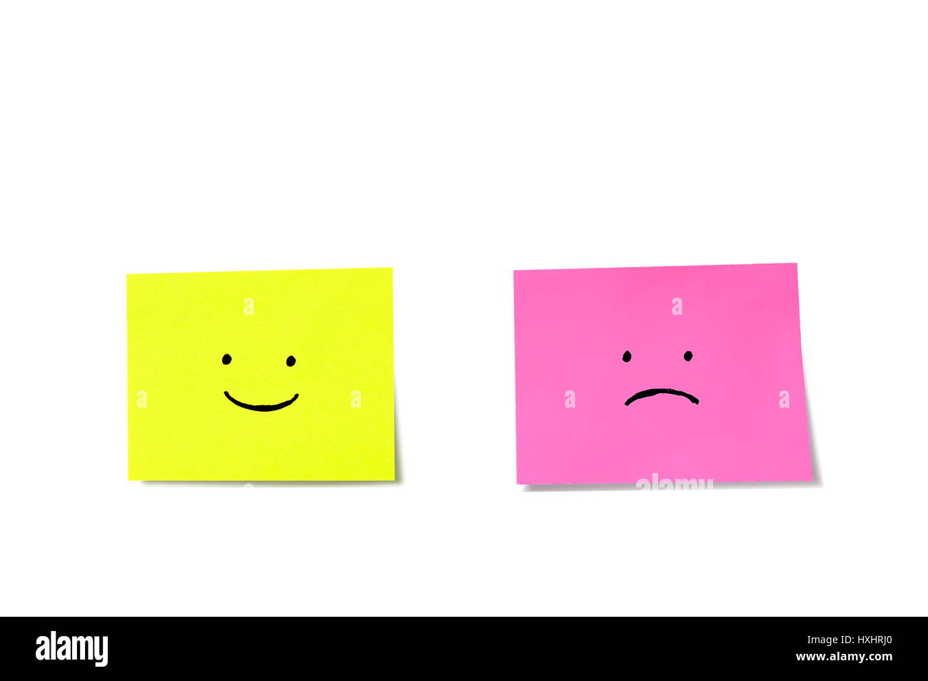Felici e tristi faccia su foglietti adesivi isolato su uno sfondo bianco Foto Stock