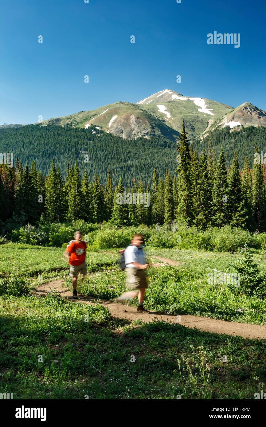 Gli escursionisti su Herman Gulch Trail, Arapaho National Forest, Colorado, STATI UNITI D'AMERICA Foto Stock