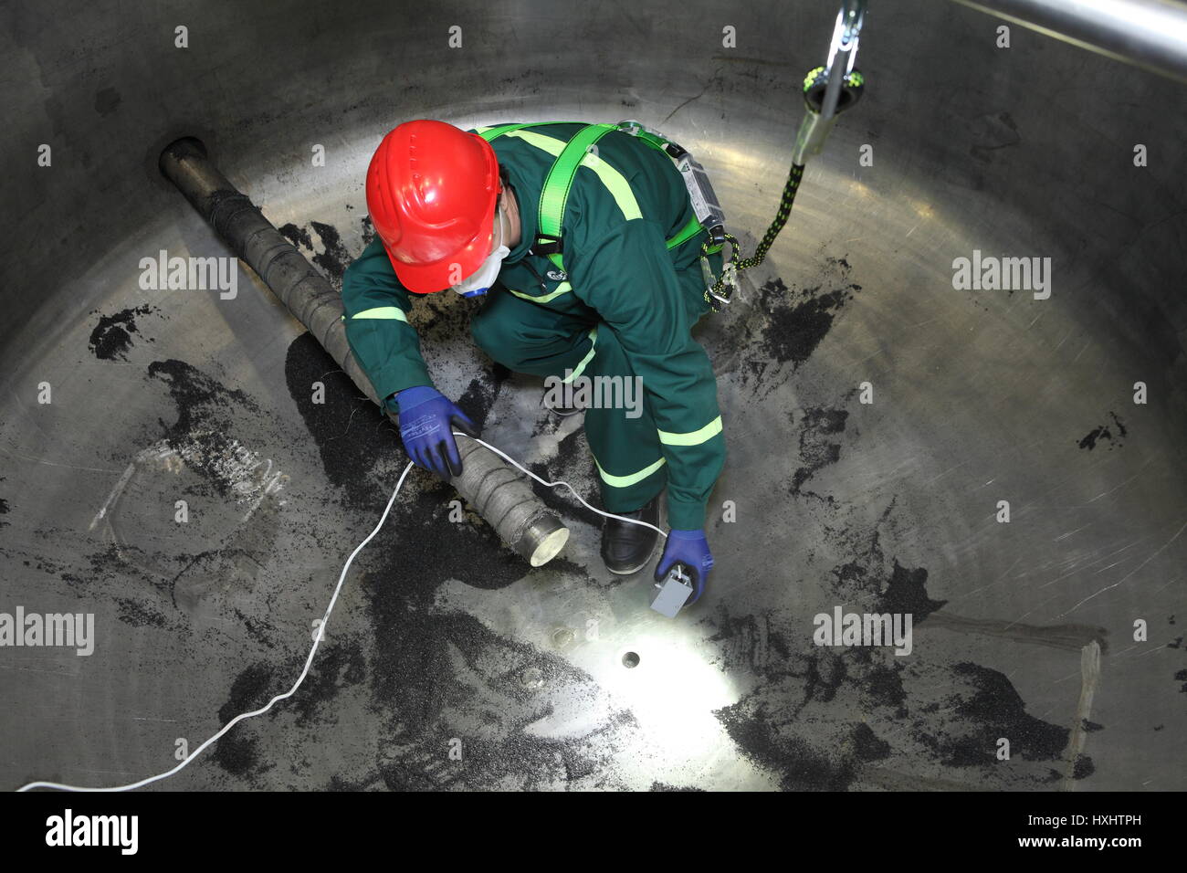 San Pietroburgo, Russia - Agosto 9, 2016: Interna caldaia industriale di ispezione, il lavoratore è all'interno della caldaia durante la sua riparazione. Foto Stock