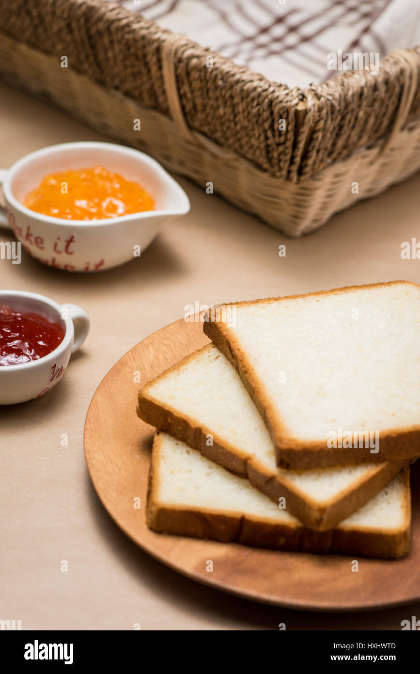 Toast con fragola e orange jam su di un piatto sul tavolo. Foto Stock