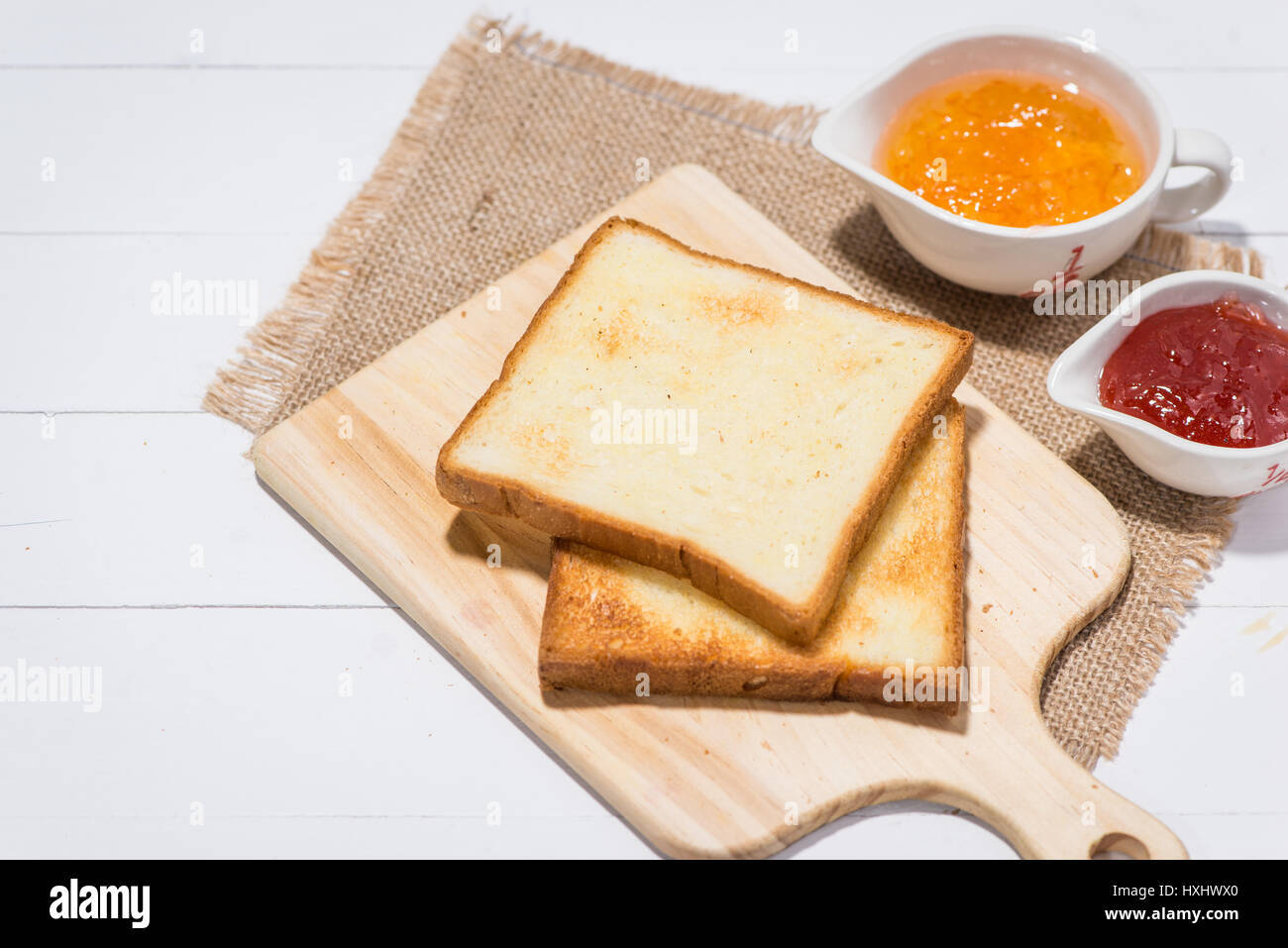 Toast con fragola e orange jam su di un piatto sul tavolo. Foto Stock