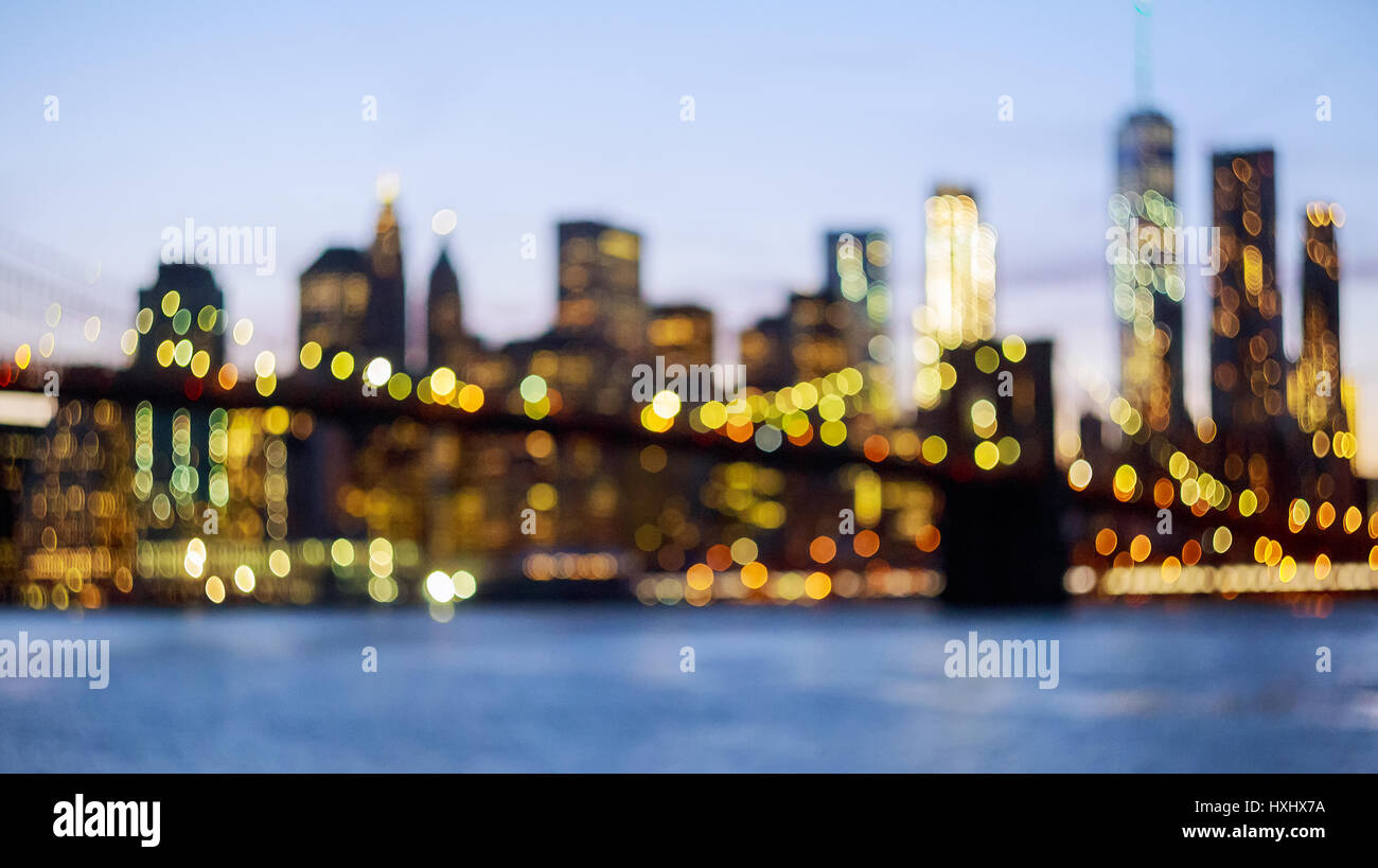 Defocalizzata vista dello skyline di New York dal ponte di Brooklyn Park Foto Stock