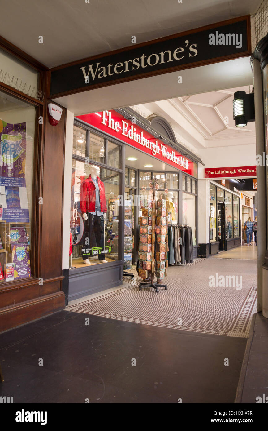 Le righe su Eastgate Street nella città storica di Chester camminamenti coperti con negozi e magazzini Foto Stock