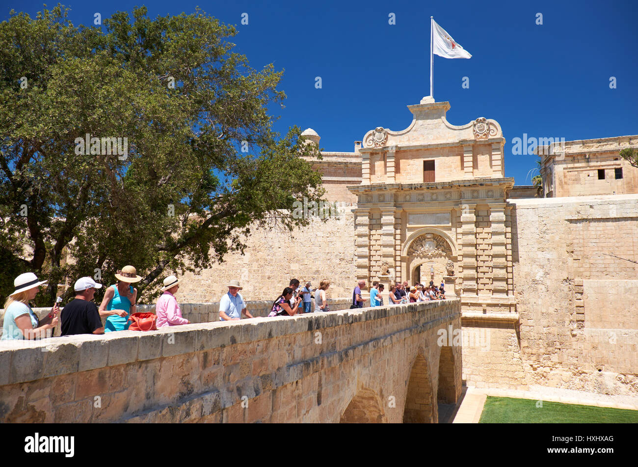 MDINA, Malta - 29 luglio 2015: il punto di vista della entrata principale di Mdina con la porta principale e la porta di Mdina Ponte Lorenzo Calleja fosso. Malta Foto Stock