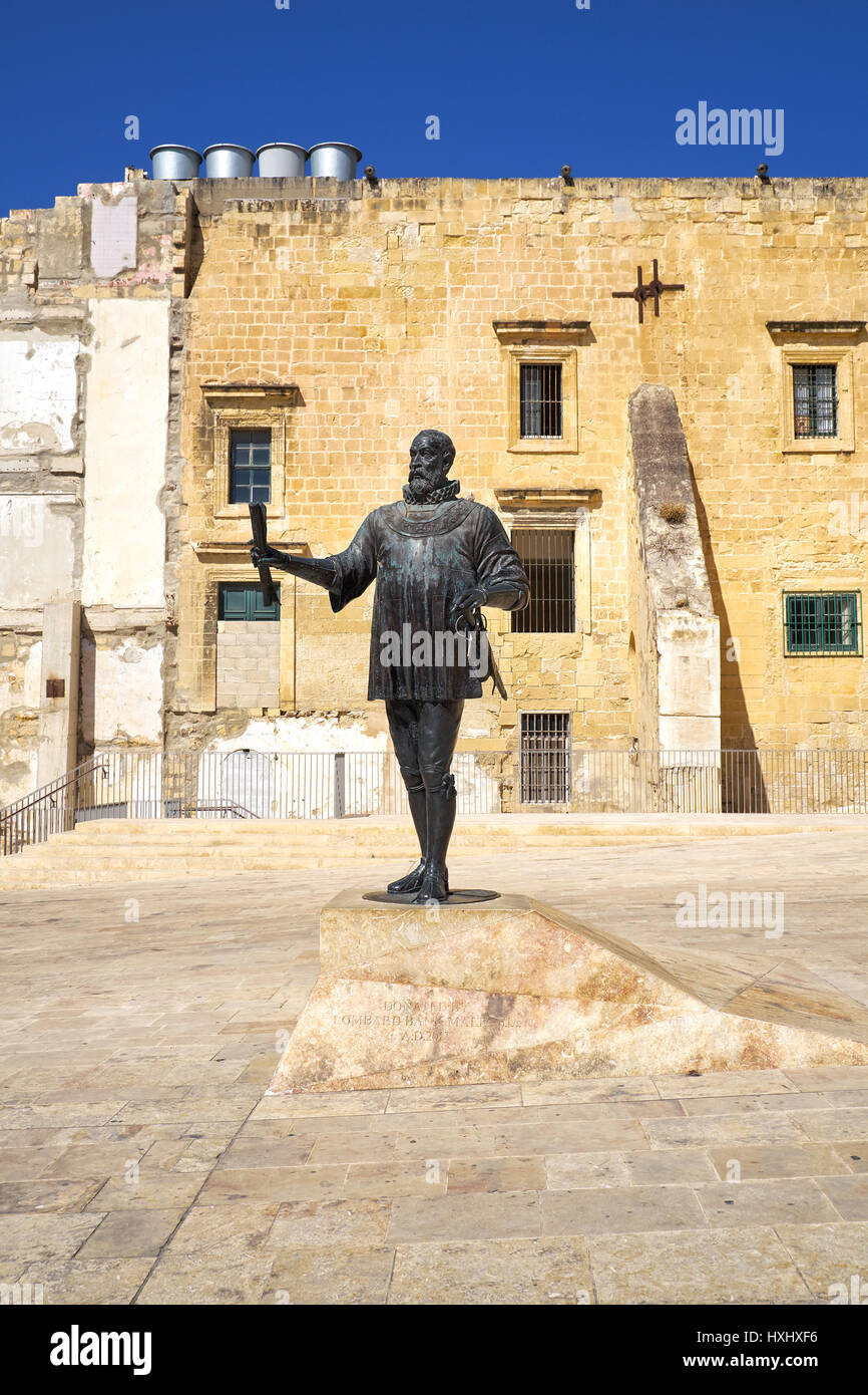 La Valletta, Malta - 24 luglio 2015: il punto di vista della statua di Jean Parisot de Valette - il fondatore di La Valletta sulla piazza Jean de la Valette, Valletta, Malta Foto Stock
