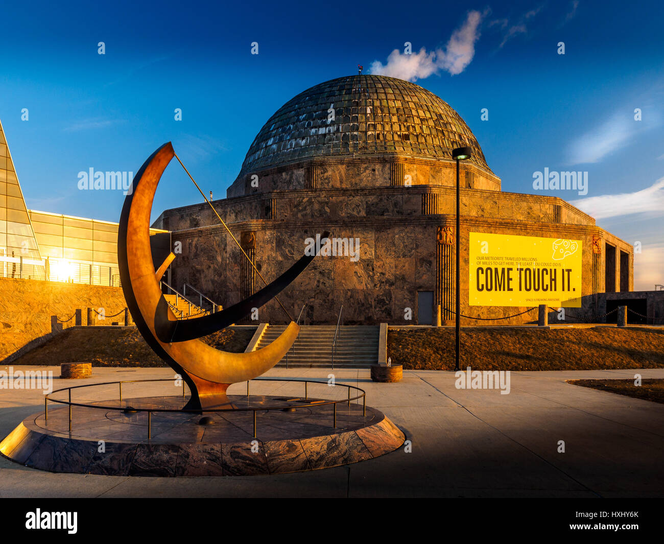 L'uomo entra nel cosmo - meridiana la scultura e il Planetarium Adler Chicago Foto Stock