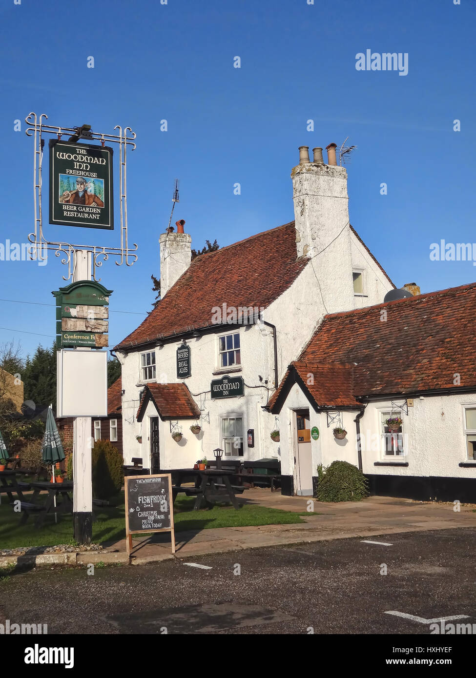 Hatfield, Regno Unito, 17 Gennaio 2017 : La Woodman Inn al di fuori del centro città è un tradizionale pubblico britannico house serve un pub cibo uomini Foto Stock