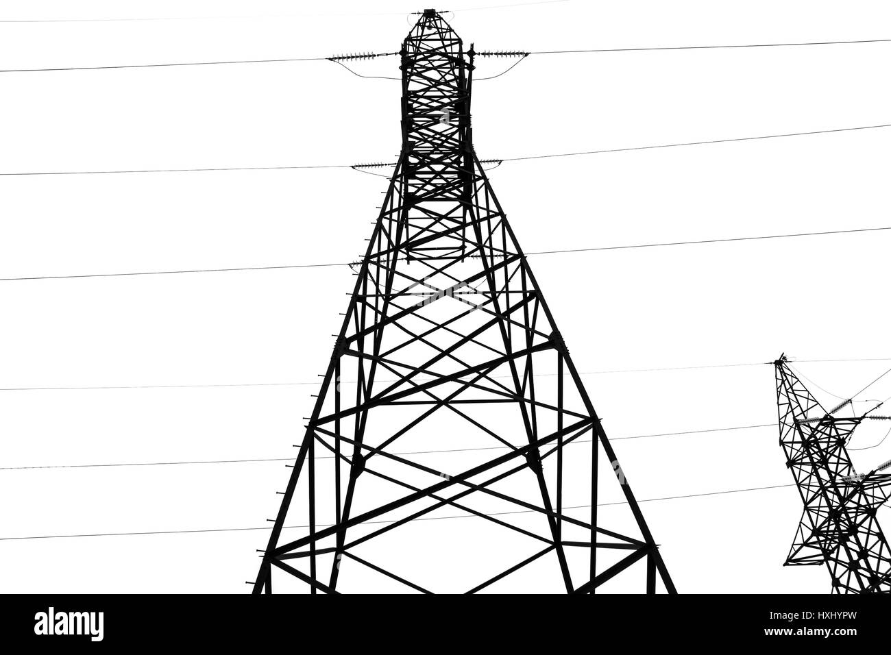 Orribile linee di potenza sagome con cloudscape scuro su sfondo Foto Stock