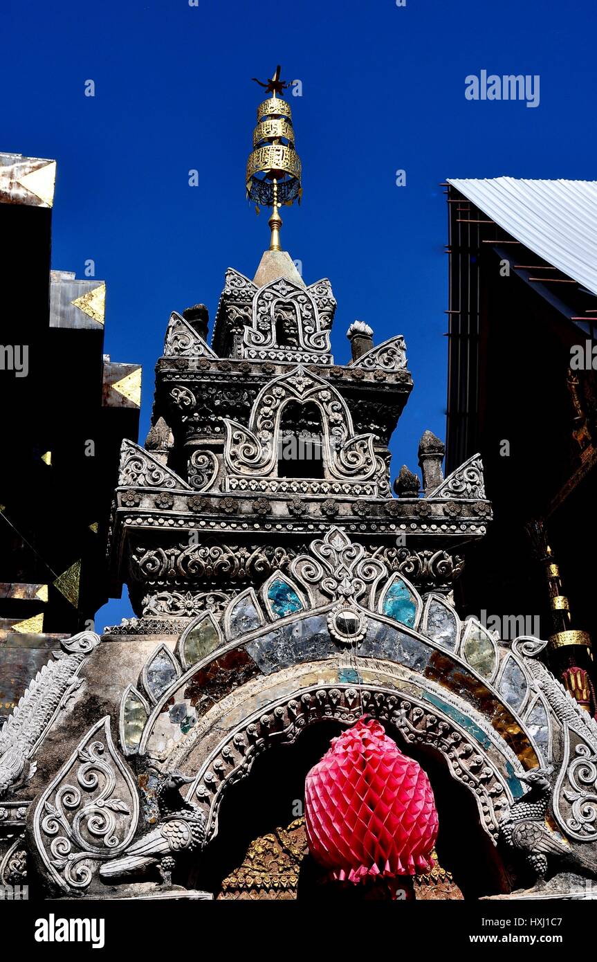 Lampang, Tailandia - 28 dicembre 2012: ornati in dettaglio della porta di ingresso tappati con un metallo parasol Terminale per tenda a walled Wat Phra That Lampang Luan Foto Stock