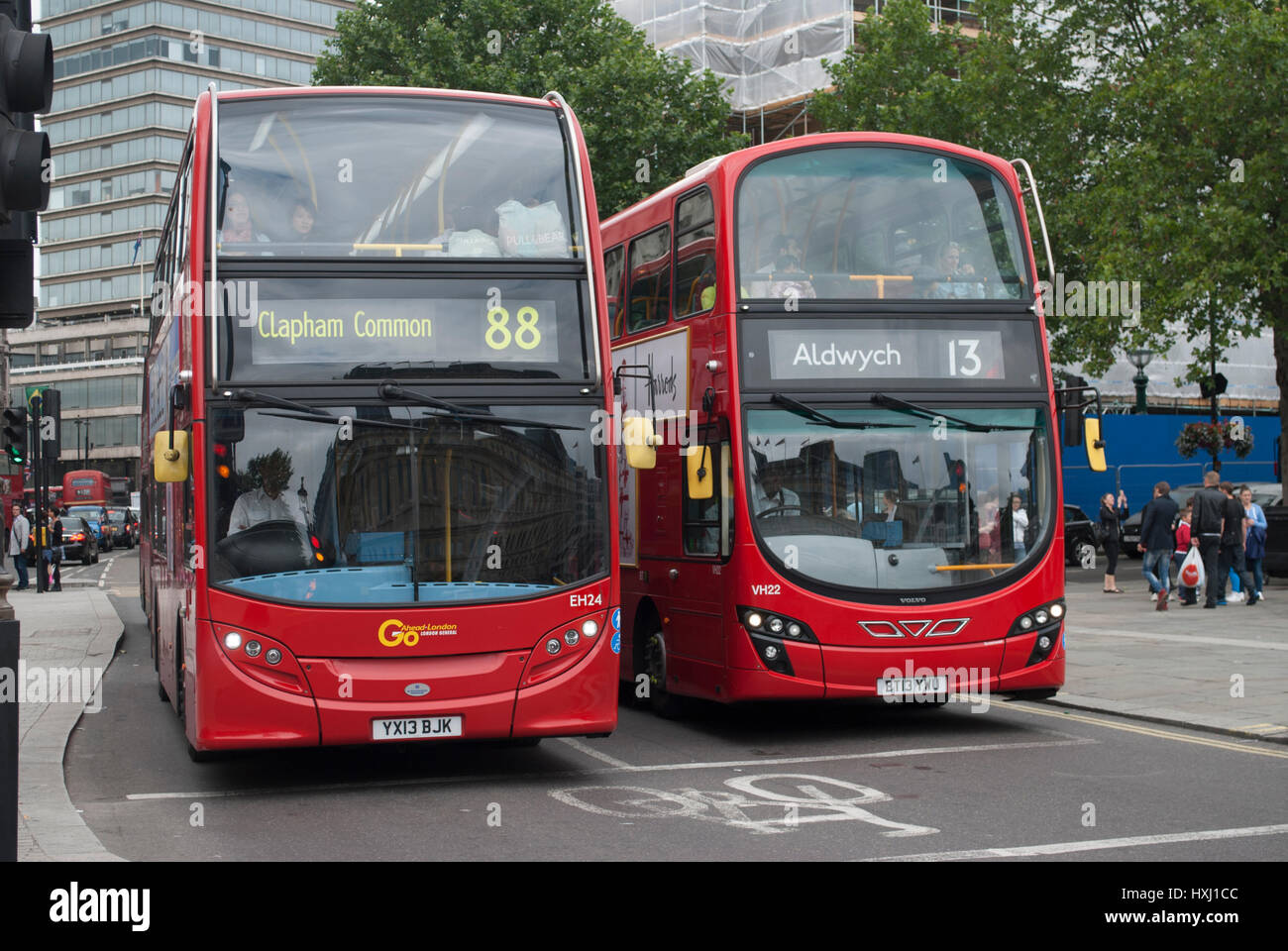 Due autobus rossi a Londra - uno dei 88 a Clapham Common, altri 13 al Aldwych Foto Stock