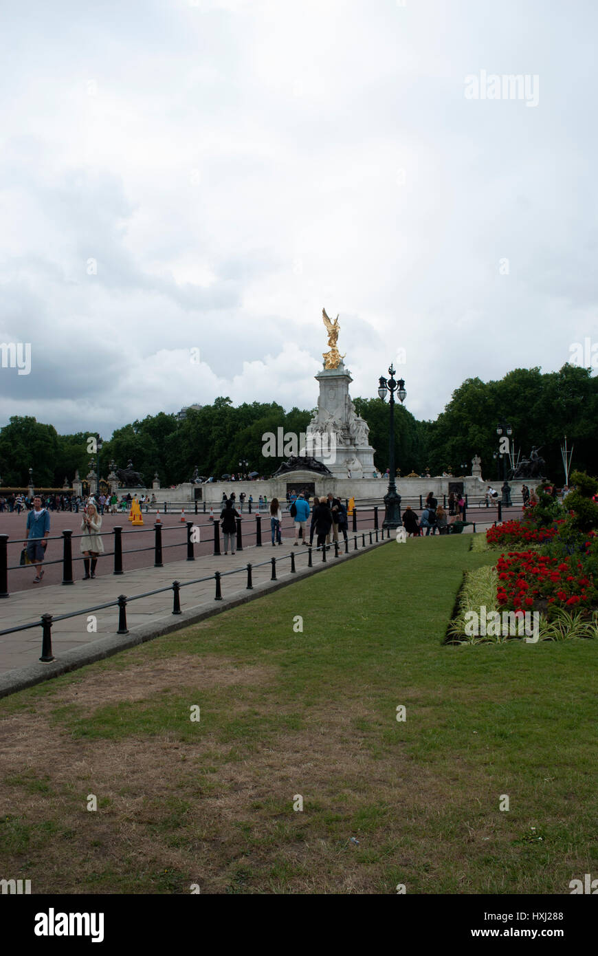 I turisti a piedi nelle vicinanze di Queen Victoria Memorial fuori Buckingham Palace Foto Stock