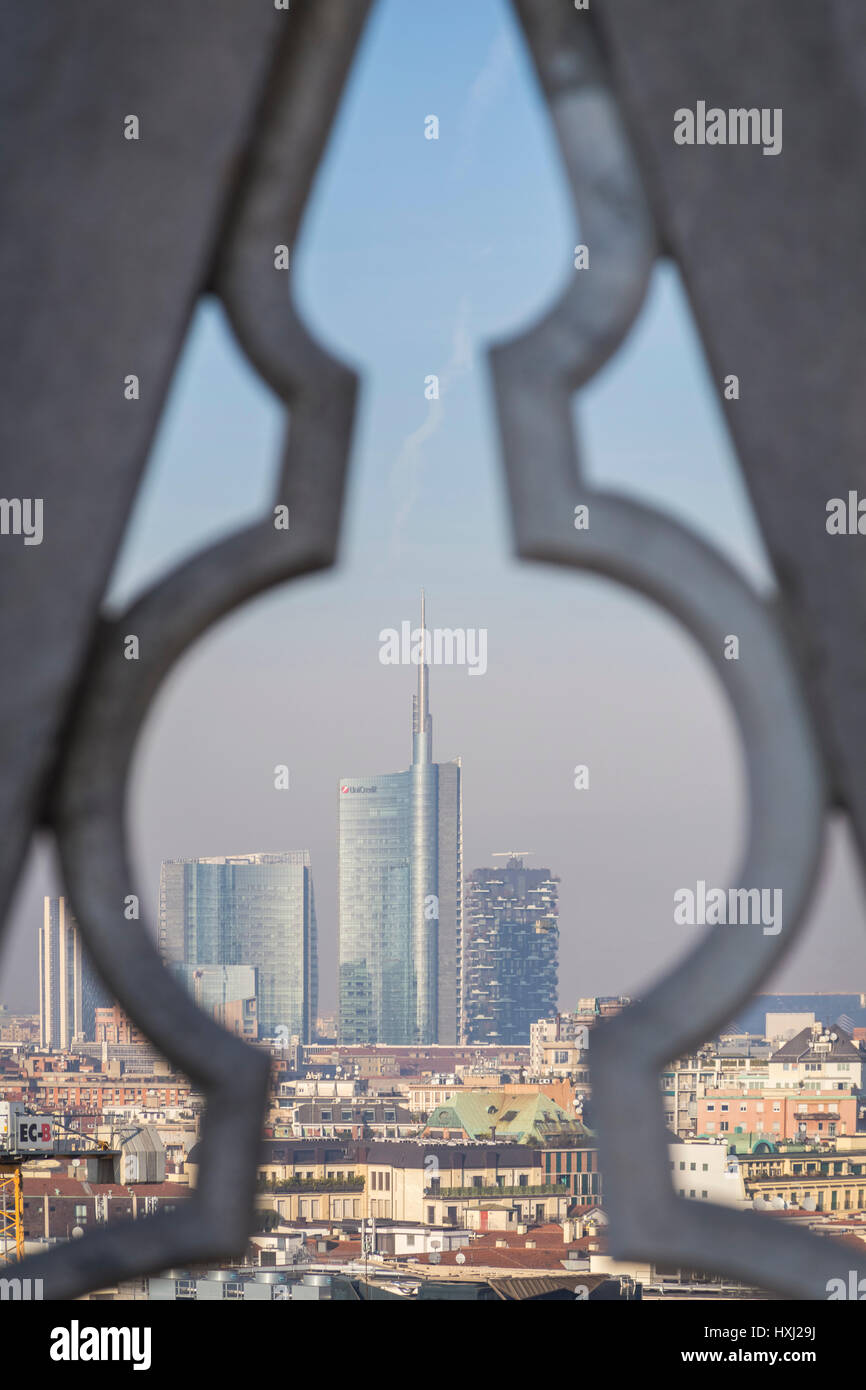 Torre di Unicredit ed i grattacieli di Porta Nuova district dal tetto del Duomo di Milano, Milano, lombardia, italia. Foto Stock