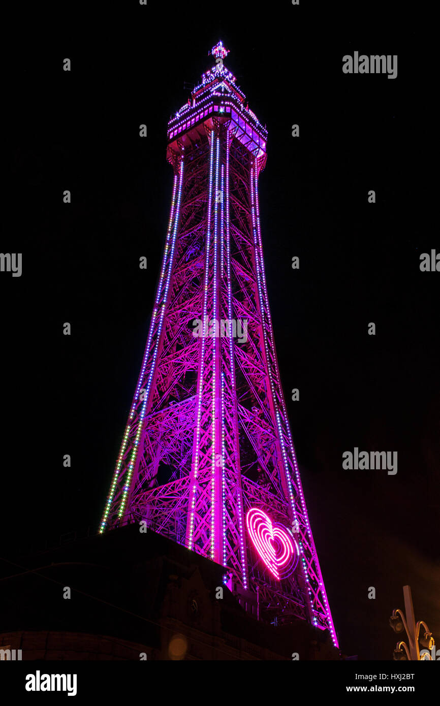 Sotto la Torre di Blackpool Foto Stock